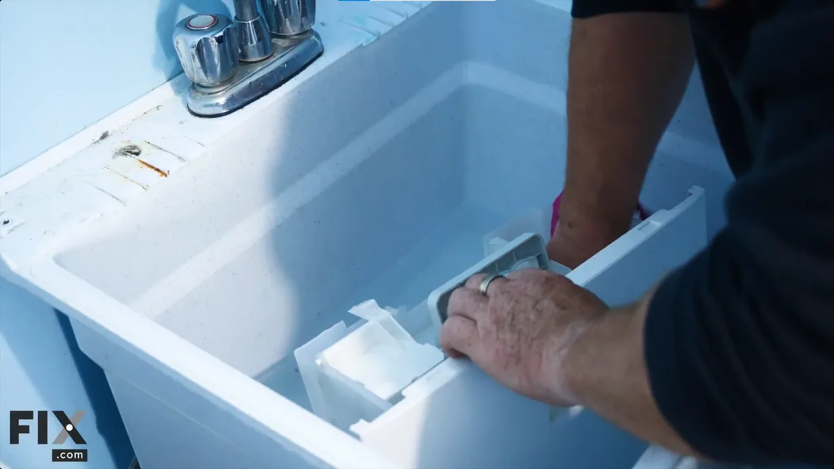 white vinegar cleaning solution